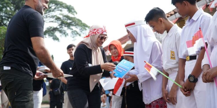 XL Axiata Serahkan Dana Pendidikan, Laptop Hingga Paket Data Setahun Untuk SLB Garut
