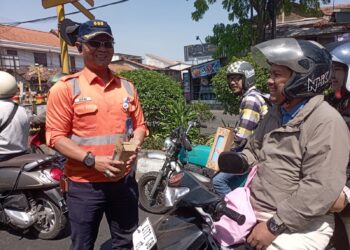 Dinilai Tertib Berlalulintas, KAI & Korlantas Beri Hadiah Kepada Pemotor