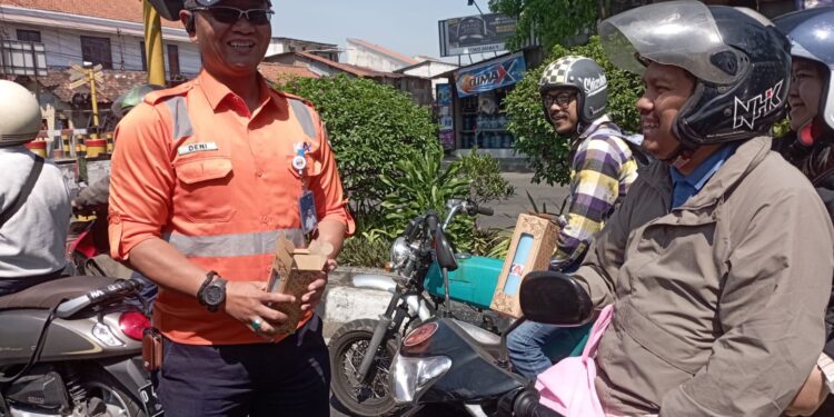 Dinilai Tertib Berlalulintas, KAI & Korlantas Beri Hadiah Kepada Pemotor