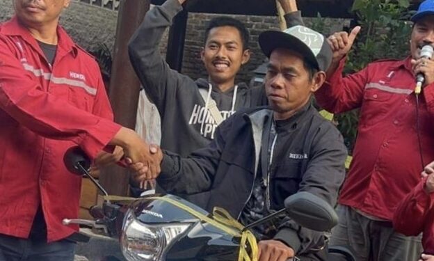 TB Inti Jaya Serahkan Hadiah Dua Unit Motor Kepada Konsumen