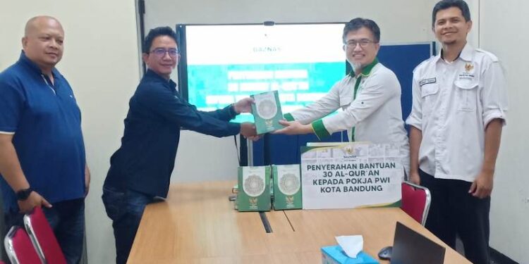 Apresiasi Ngabarin PWI, Baznas Kota Bandung Bagikan 30 Mushaf Al-Qur’an