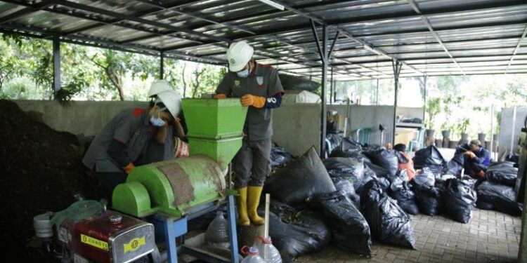 Balai Kota Bandung Kelola 80 Kantong Sampah Per Hari