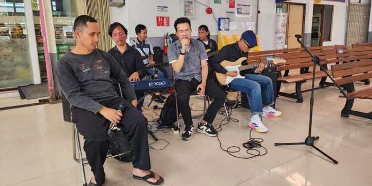 SOTCHA Band Hibur Penumpang KA Daop 2 Bandung