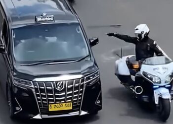 Ramai Video Aksi Petugas Pengawalan Mobil RI 36 Tunjuk Alphard