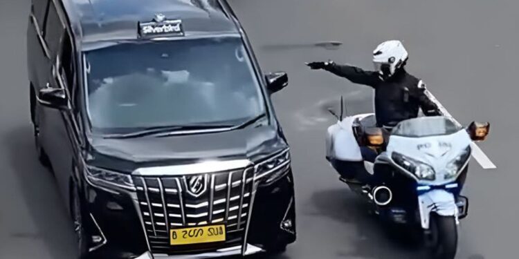 Ramai Video Aksi Petugas Pengawalan Mobil RI 36 Tunjuk Alphard