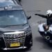 Ramai Video Aksi Petugas Pengawalan Mobil RI 36 Tunjuk Alphard