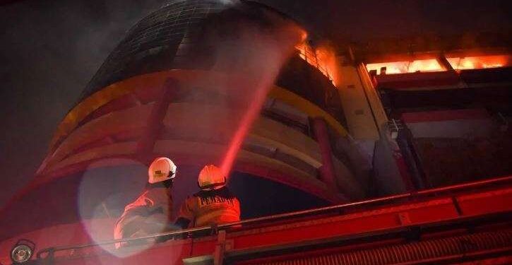 Kobaran Api Hanguskan Glodok Plaza, Sejumlah Korban Jiwa Ditemukan