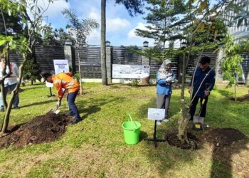 Tangkal Polusi Udara, KAI Go Green Tanam Ratusan Pohon di Depo Lokomotif
