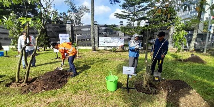 Tangkal Polusi Udara, KAI Go Green Tanam Ratusan Pohon di Depo Lokomotif