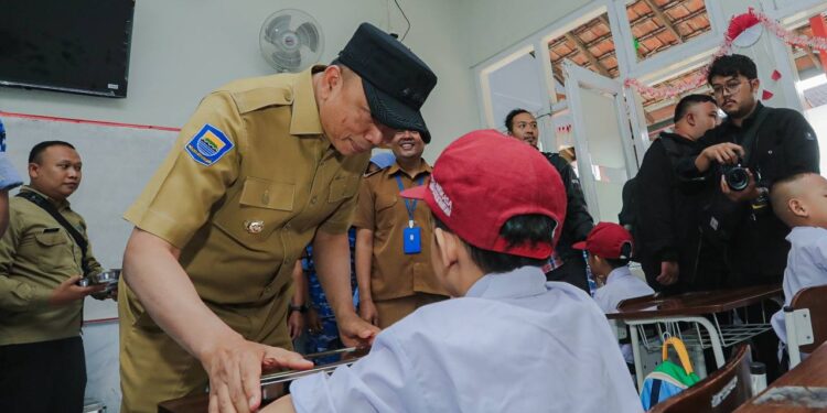 Danlanud dan Pj Wali Kota Bandung Pimpim Distribusi Makan Siang Sehat Bergizi