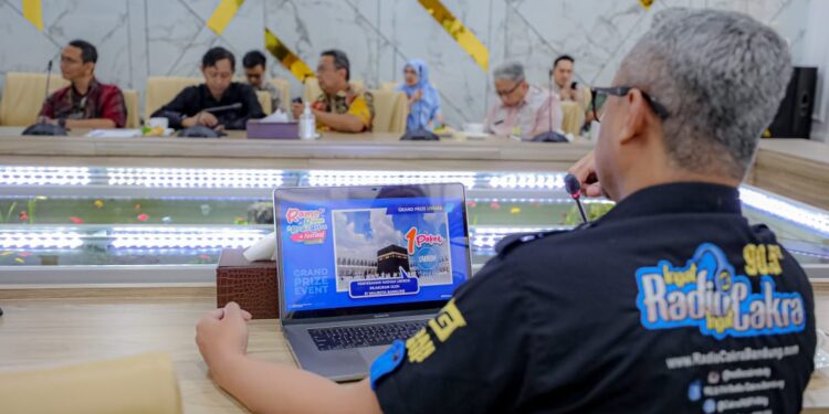 "Kita buat satu tema seperti festival bersih tidak nyampah. Misalkan nanti ada kegiatan jalan santai, kalau bisa itu sambil bebersih. Bawa kantong keresek, setelah itu dikasih doorprize," ungkap Penjabat Wali Kota Bandung, A Koswara