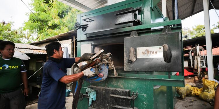 Motah-19: Olah Sampah Jadi Bata Beton