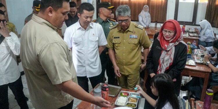 Tinjau Makan Bergizi Gratis, Menpora: Senang Melihatnya