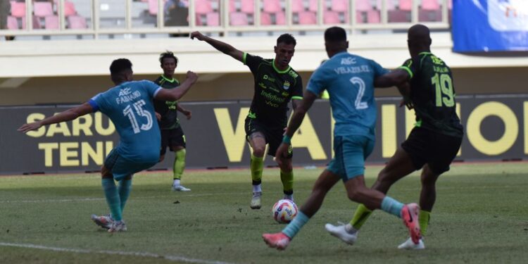 Free Kick Tyronne Selamatkan Persib dari Kekalahan