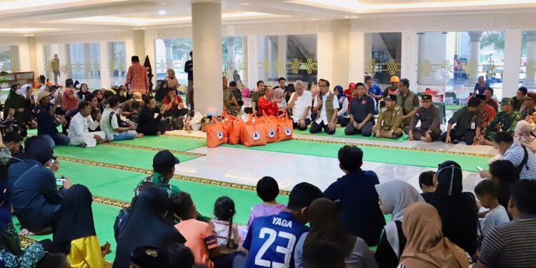 Temui Para Korban Banjir Mempawah, Pratikno: Kita Bantu dan Ringankan Korban