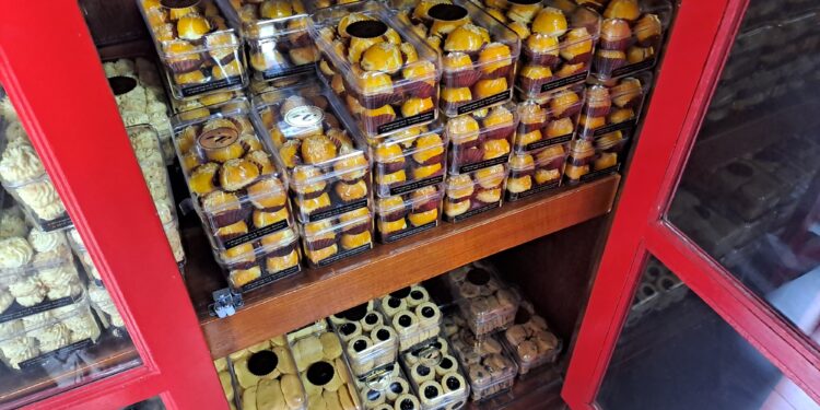 Toko Kue Yahya: Legenda Kue Bandung yang Tetap Eksis dan Laris Manis