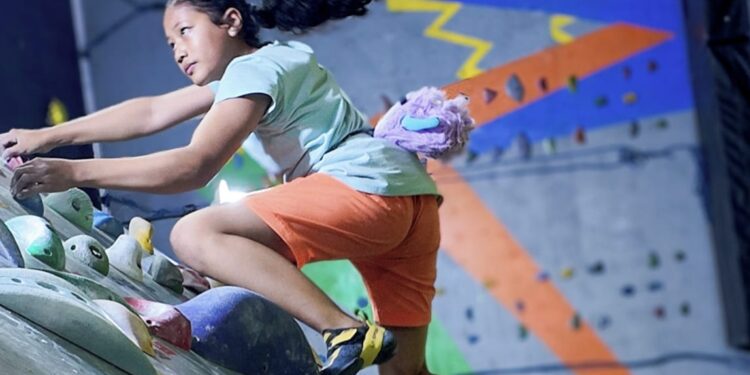 Uji Adrenalinmu Cobain Sensasi Wall Climbing di Yuk Manjat