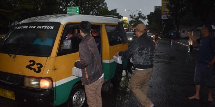 Semangat Pokja PWI Kota Bandung Bagikan Takjil Meski Diguyur Hujan Lebat