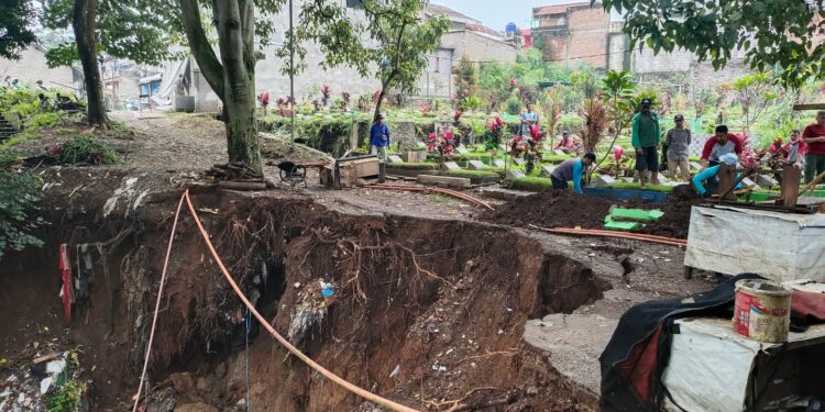 Pemkot Bandung Gerak Cepat Tangani Longsor di TPU Nagrog, Delapan Makam Direlokasi