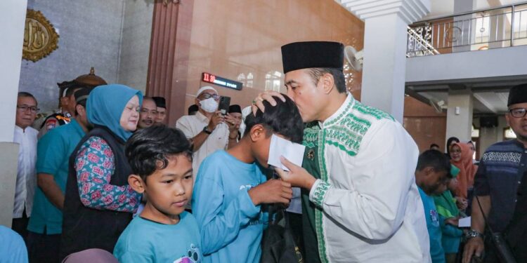 Wakil Wali Kota Bandung Donasikan Gaji Pertama untuk Anak Yatim dan Siap Jadi Orang Tua Asuh