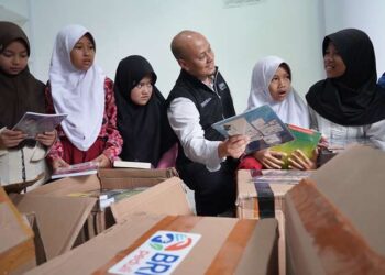 BRI Bantu Buku Bacaan Murid SDN 1 Sagalaherang Sumringah