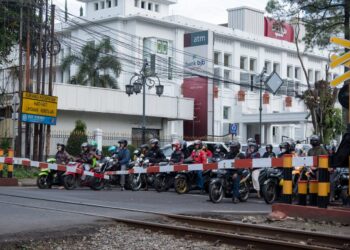 Pahlawan di Perlintasan, Dedikasi Petugas Perlintasan Kereta Api Demi Keselamatan Bersama