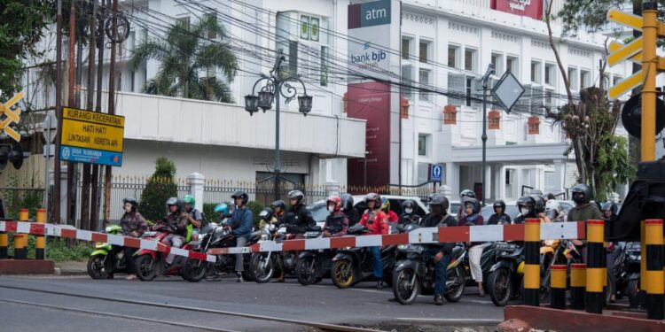Pahlawan di Perlintasan, Dedikasi Petugas Perlintasan Kereta Api Demi Keselamatan Bersama