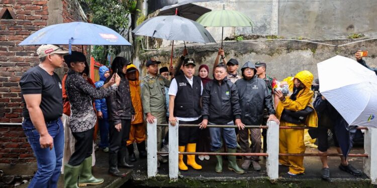 Tinjau Lokasi Banjir dan Longsor, Wakil Wali Kota Bandung: Pemkot akan Hadir Memberikan Solusi