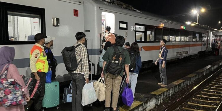 170 Relawan Bantu Lancarkan Arus Mudik di Daop 2 Bandung