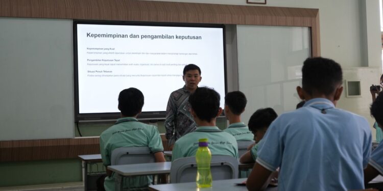 Jadi Narasumber One Day Work 2025, Yoel Yosaphat Bagikan Pengalamannya kepada Para Siswa Santa Angela