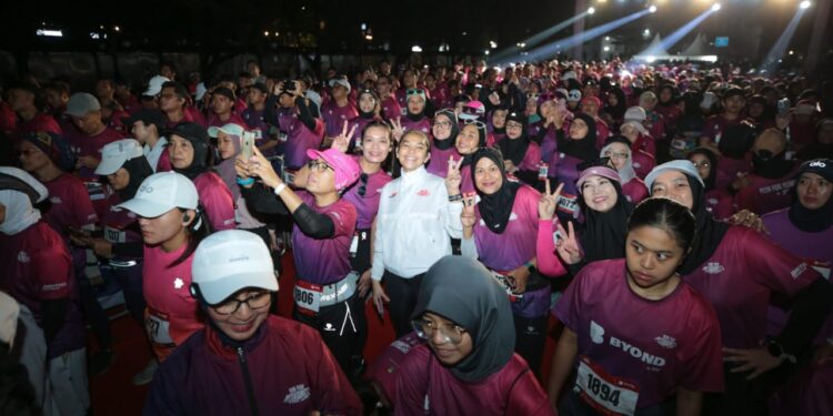 Ribuan Runners Padati Balai Kota Bandung dalam “Run for Humanity 2025”