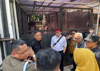 Anggota Dewan Ini Tinjau Korban Banjir di Kelurahan Gumuruh