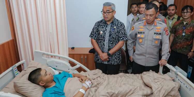 Farhan Jenguk Sejumlah Polisi Terluka Saat Pengamanan Pertandingan Persib