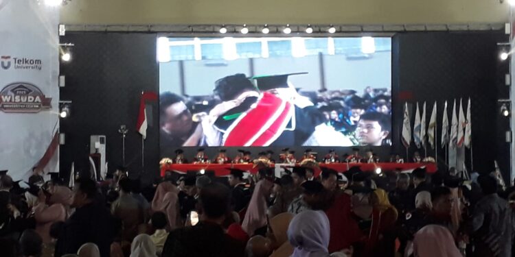 Tel-U Luluskan 1498 Wisudawan Periode II Tahun Akademik 2024/2025