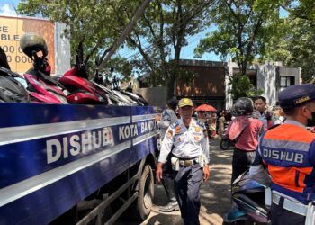 Dishub Kota Bandung Tertibkan Parkir Liar