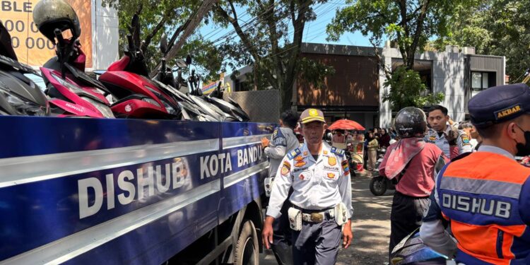 Dishub Kota Bandung Tertibkan Parkir Liar