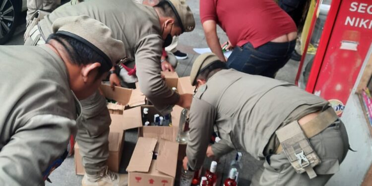 Satpol PP Kota Bandung Sita Ratusan Botol Miras dan Ribuan Obat Terlarang Ilegal