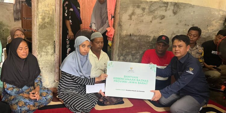 Baznas Jabar Beri Santunan Keluarga Korban Longsor Cirebon