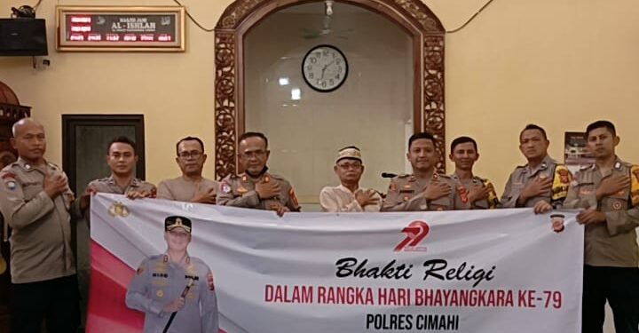 Giat Bakti Sosial, Polsek Cimahi Gelar Bersih-Bersih Tempat Ibadah