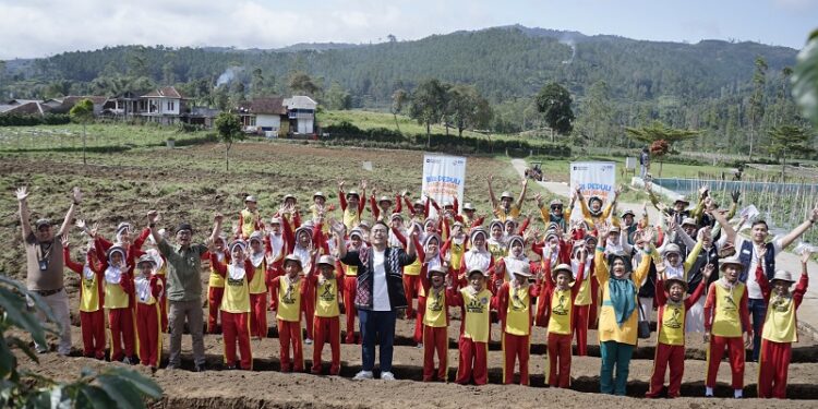BRI Ajak Siswa SDN 07 Kulon Garut Lestarikan Nusantara