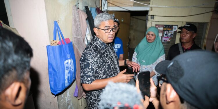 Tinjau Rumah Ambruk di Pasirluyu, Farhan Pastikan Pemkot Bandung Bantu Warga Terdampak