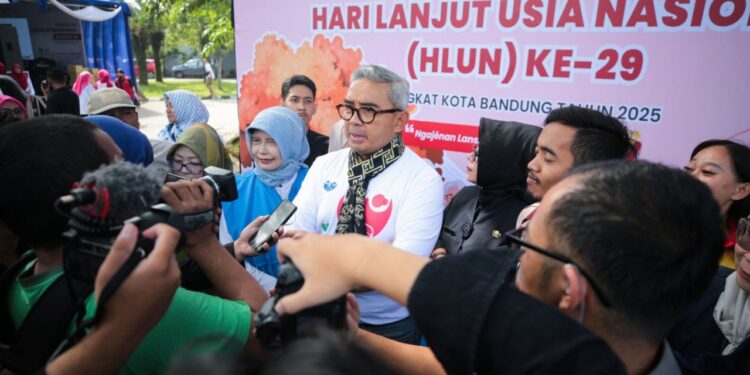 Farhan Desak Bandara Husein Dibuka Kembali