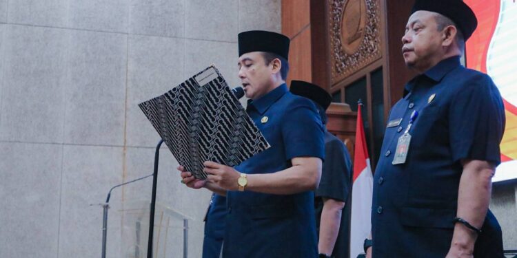 Lantik Pejabat Fungsional Pemkot Bandung, Erwin: Pilar Penting Pelayanan Publik