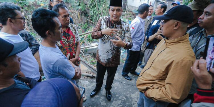 Tinjau Kirmir Roboh di Maleer Utara, Erwin Pastikan Perbaikan dimulai Agustus