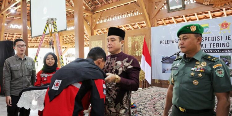 Dari Bandung untuk Dunia: Tim Vertical Rescue Bangun Jembatan di Papua dan Ekspedisi Panjat Tebing di Malaysia