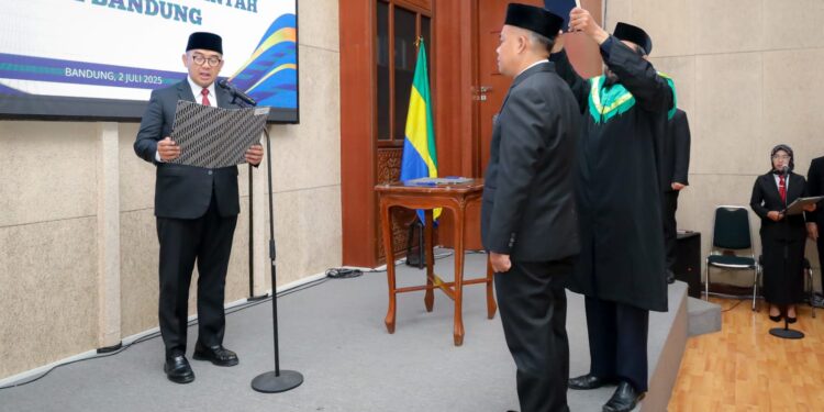 Lantik Kepala BKPSDM, Wali Kota Bandung: Jaga Integritas Demi Pelayanan Terbaik Kepada Masyarakat!