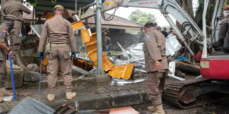 Satpol PP Bandung Bongkar 42 Kios Liar, PKL Ditertibkan di 6 Titik Lokasi