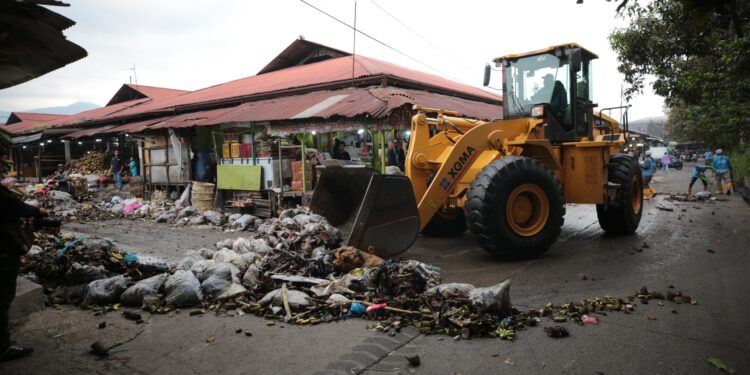 Akhiri Penumpukan, DLH Kota Bandung Turun Tangan Bersihkan 80 Ton Sampah di Pasar Gedebage