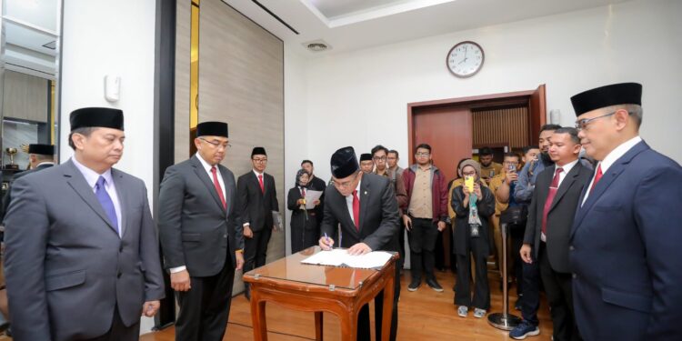 Lantik Sejumlah Kepala Dinas, Wali Kota Bandung: Tantangan Kita Berat, Mari Bersama Tuntaskan!