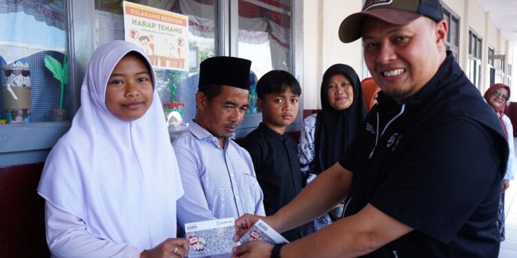 BRI Region 9 Serahkan Beasiswa Rp 100 juta